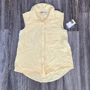 SO Lightweight Sleeveless Button-Front Top in Pale Yellow